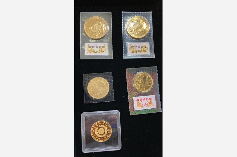 記念金貨　たくさん